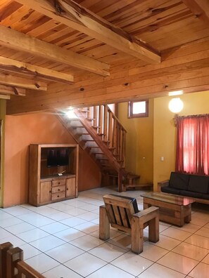 Ferienhütte, 3 Schlafzimmer, Whirlpool | Wohnzimmer | 32-Zoll-Fernseher mit Kabelempfang, Kamin