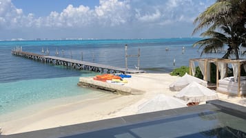 Hồ bơi ngoài trời, mở cửa từ 8:00 đến 19:00, ghế dài tắm nắng