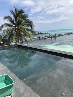 Utendørsbasseng og solsenger