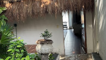 Suite romántica, vistas a la playa | Minibar, cortinas opacas, sistema de insonorización y wifi gratis