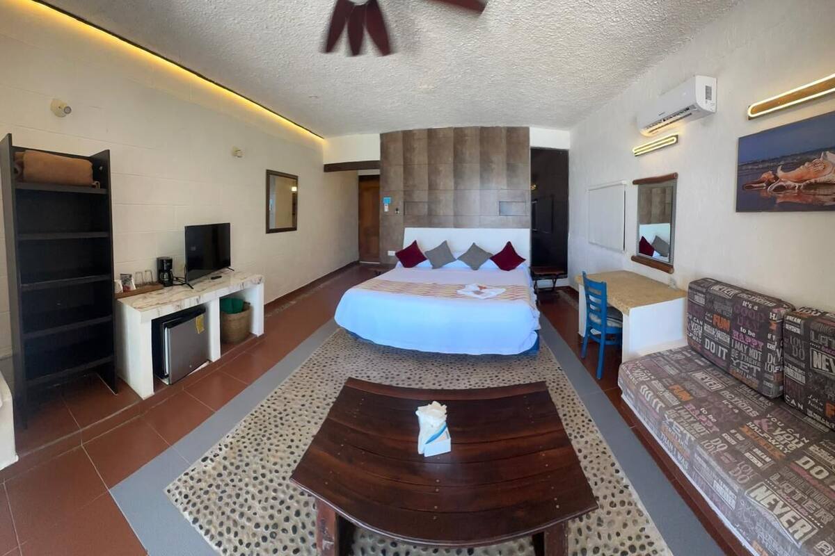 Romantic Suite, Beach View | Minibar, blackout drapes, soundproofing, WiFi (free)