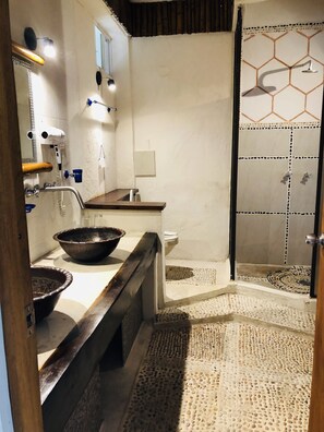 Suite Romantique, vue plage | Salle de bain | Douche, sèche-cheveux, serviettes fournies