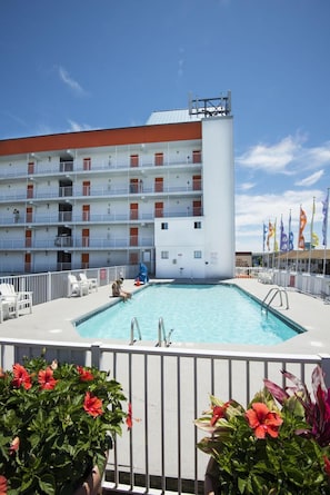 Seasonal outdoor pool - The Spinnaker (Ocean City)