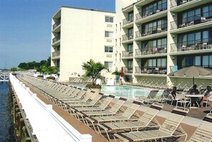Outdoor pool, open 10:00 AM to 7:00 PM, sun loungers - Pier 4 Hotel (Somers Point)