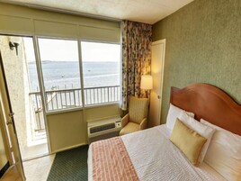 Escritorio, tabla de planchar con plancha y camas plegables/adicionales 