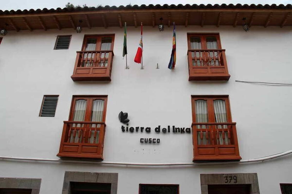 Un bâtiment doté de balcons, une enseigne indiquant « Tierra del Lince », et plusieurs drapeaux.