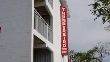 A motel with a Pepsi vending machine and a large red sign for 'Thunderbird Beach Motel'.