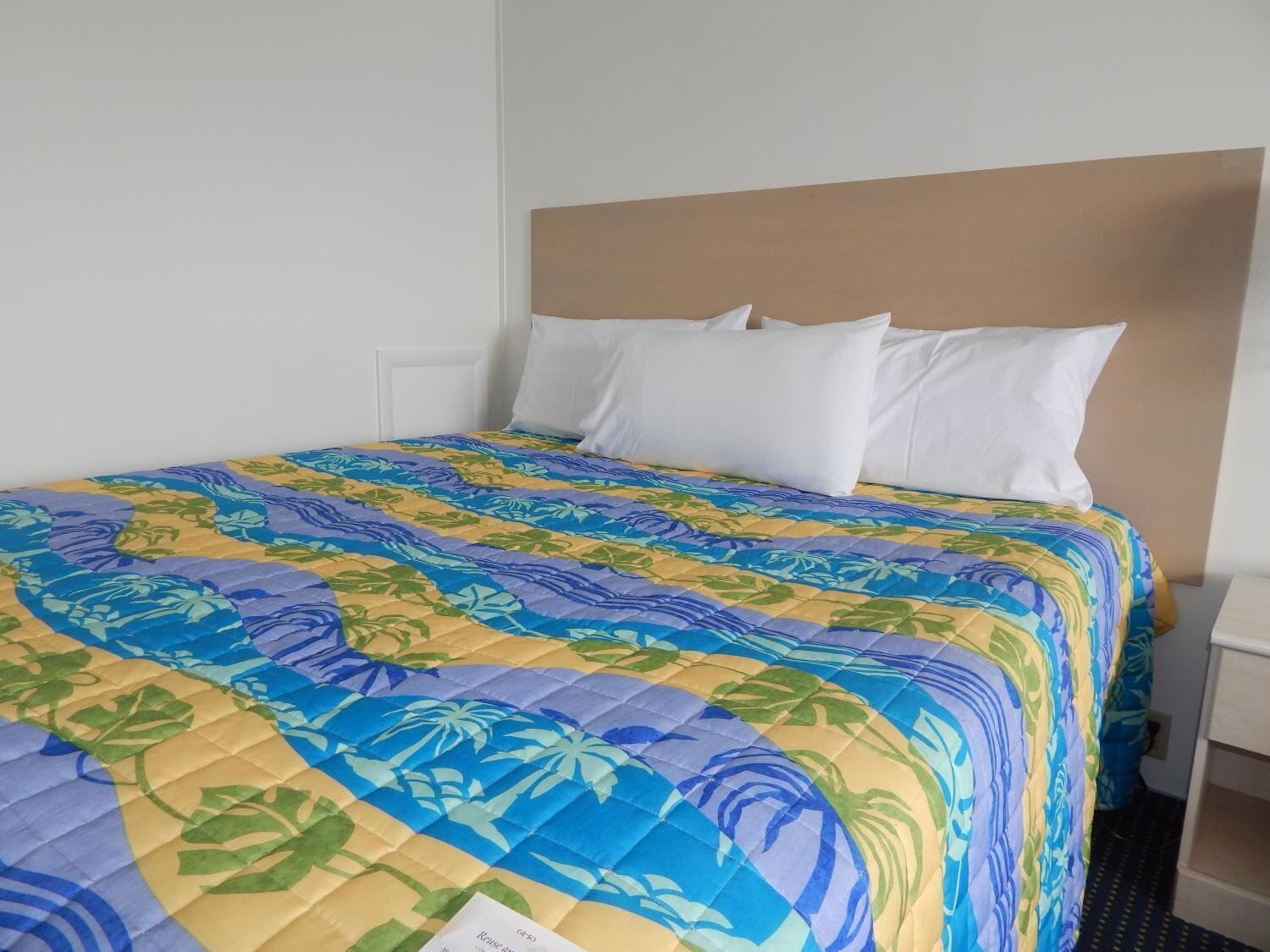 Quarto básico, 1 cama King | Cofres nos quartos, escrivaninha, Wi-Fi de cortesia, roupa de cama