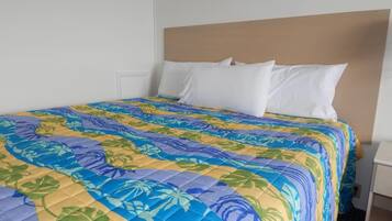 Quarto básico, 1 cama King | Cofres nos quartos, escrivaninha, Wi-Fi de cortesia, roupa de cama
