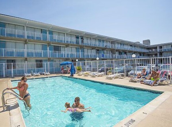 Una piscina al aire libre (de 09:00 a 21:00), sombrillas, tumbonas