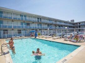 Una piscina al aire libre (de 09:00 a 21:00), sombrillas, tumbonas