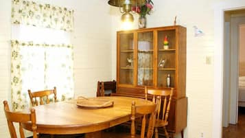 Upstairs 3 Bedroom Cottage | In-room dining