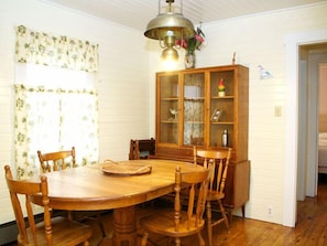 Upstairs 3 Bedroom Cottage | In-room dining - My Carolina Beach House (Carolina Beach)