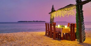 8 Restaurants; Frühstück, Mittagessen und Abendessen werden serviert