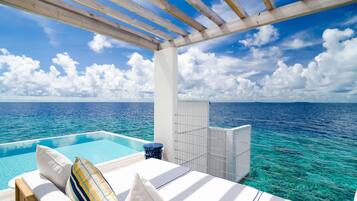 Piscina externa, funciona das 7h às 18h, barracas de cortesia