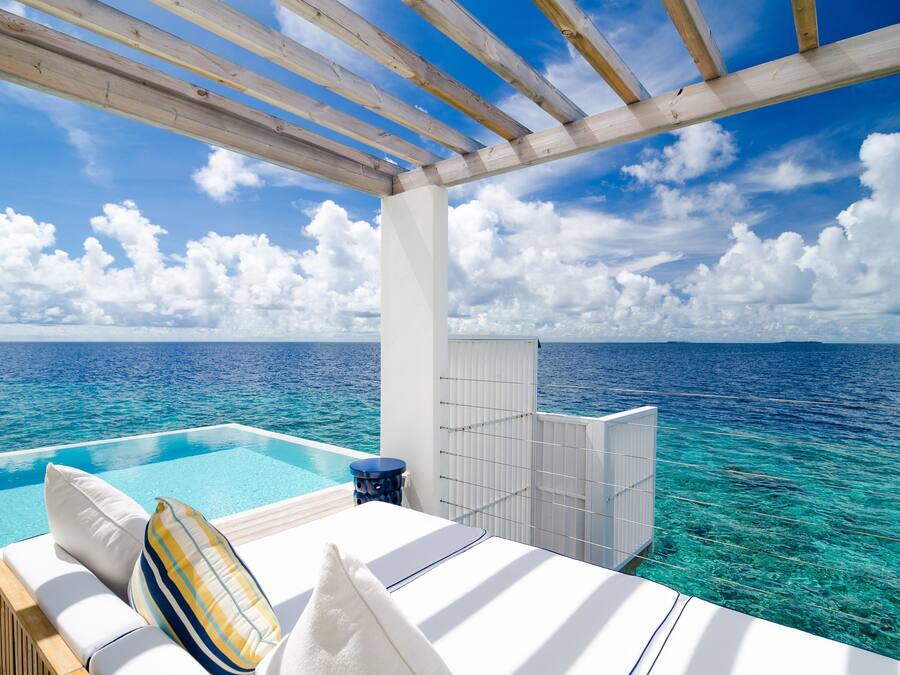 Kolam renang outdoor, dengan cabana gratis dan payung kolam renang