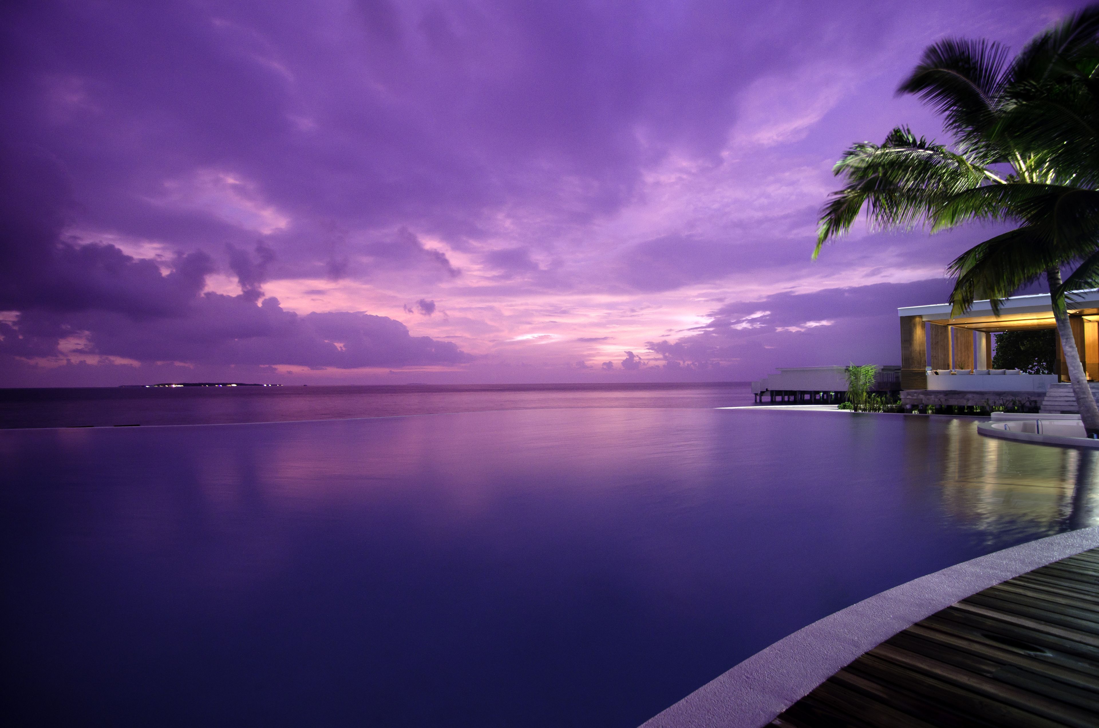 Una piscina al aire libre, cabañas de piscina gratuitas, sombrillas
