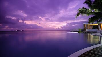 Una piscina al aire libre, cabañas de piscina gratuitas, sombrillas