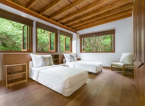 Villa, 2 slaapkamers (Treeetop Pool) | Luxe beddengoed, donsdekens, een minibar, een kluis op de kamer