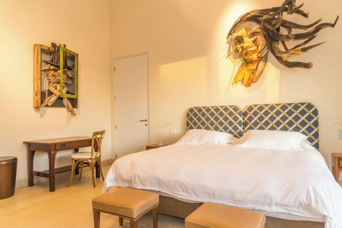 Ropa de cama de alta calidad y caja de seguridad en la habitación
