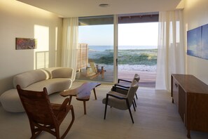 Premium bedding, in-room safe, individually decorated