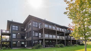 Vista frontal de la propiedad