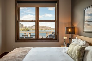 Suite, 2 slaapkamers | Pillowtop-bedden, verduisterende gordijnen, een strijkplank/strijkijzer