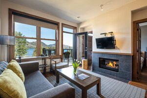 Televisión de pantalla plana, chimenea, reproductor de DVD