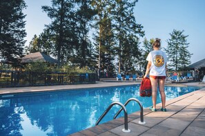 Een seizoensgebonden buitenzwembad en redders ter plaatse