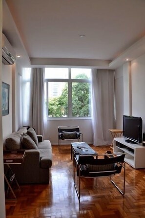 Apartment, Beachside | Living room - Apartamento 2 Quartos Ipanema (Rio de Janeiro)