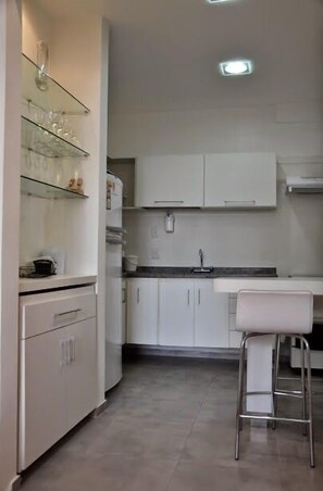 Apartamento, junto a la playa | Cocina privada | Frigorífico, microondas, placa de cocina y cafetera o tetera