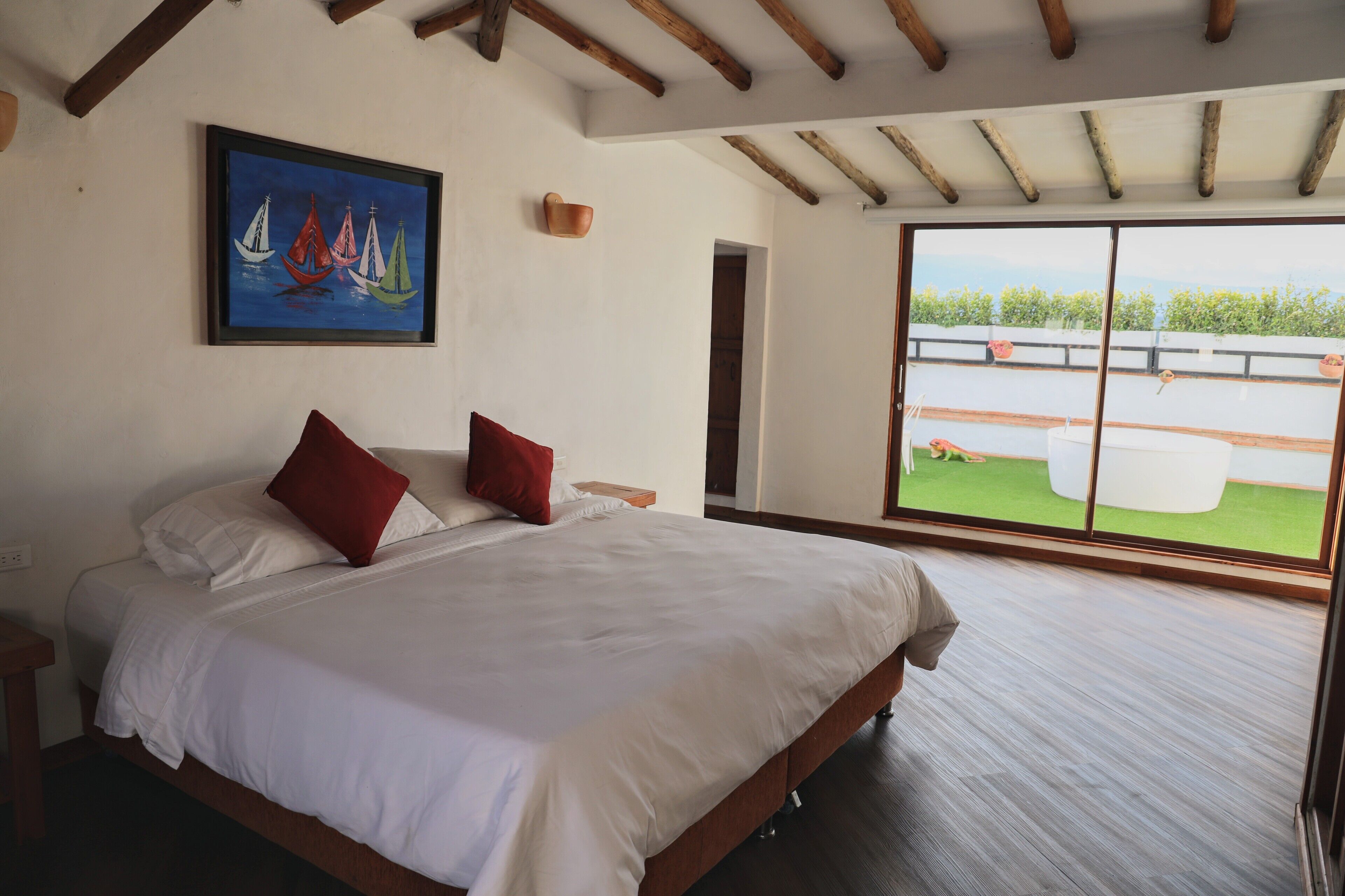 Junior-Studiosuite | Hochwertige Bettwaren, Schreibtisch, laptopgeeigneter Arbeitsplatz