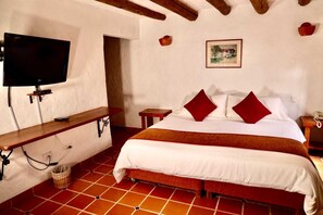 Premium bedding, desk, laptop workspace, free cribs/infant beds - Hotel Plaza Mayor (Villa de Leyva)