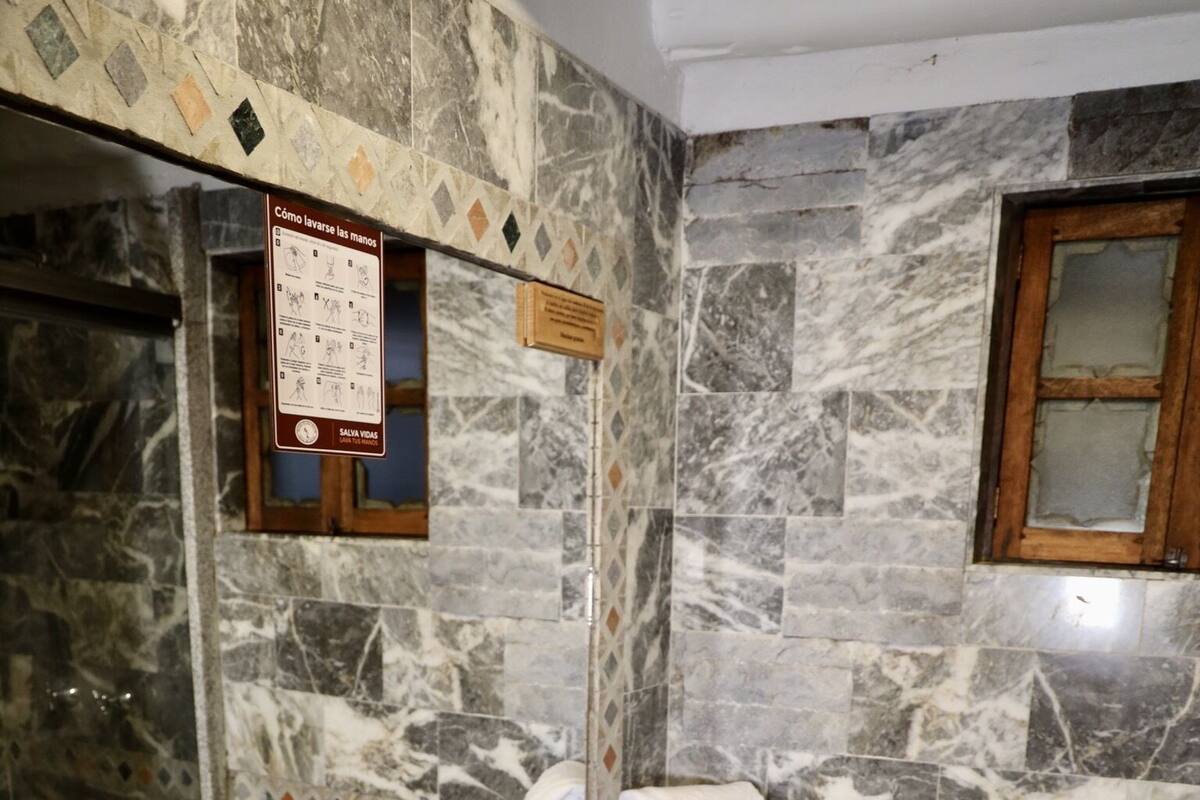 standard twin room | bathroom | free toiletries, towels, soap, shampoo