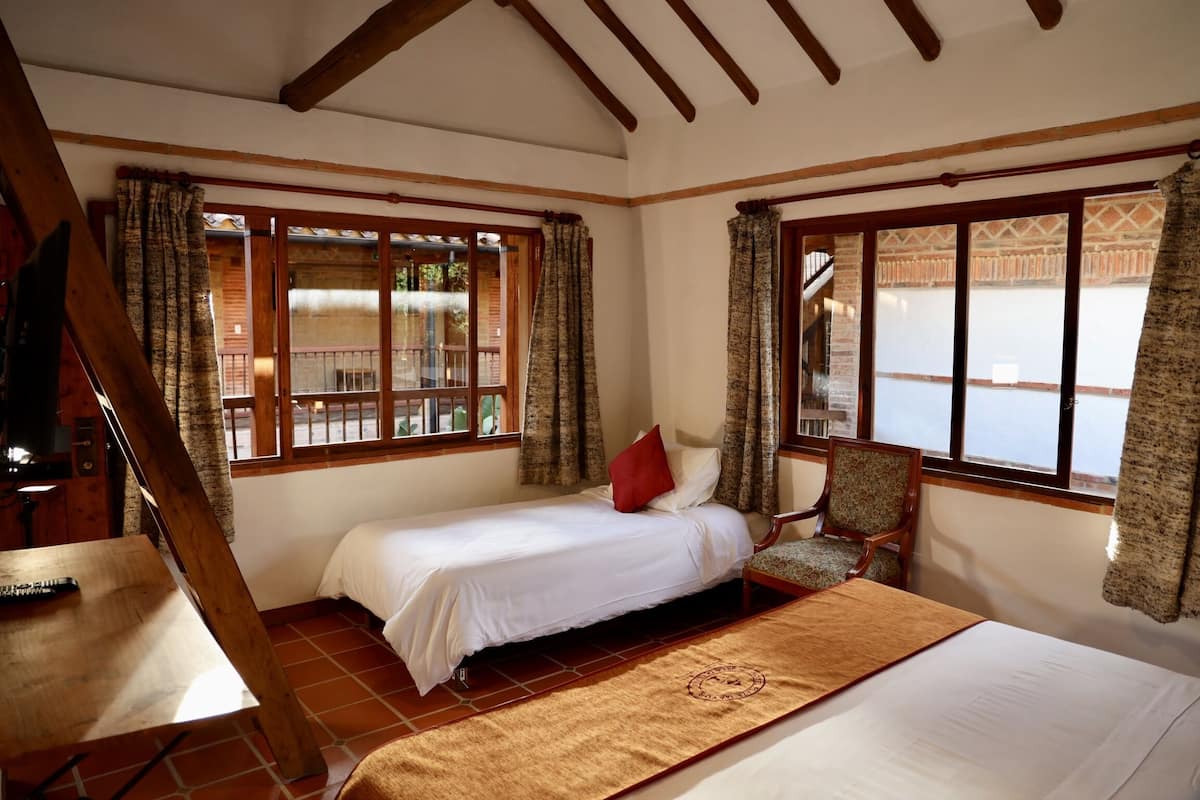 family room (quintuple loft) | 1 bedroom, premium bedding, desk, laptop workspace