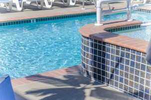 Una piscina al aire libre de temporada