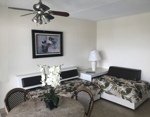 Zimmersafe, Schreibtisch, schallisolierte Zimmer, Bügeleisen/Bügelbrett