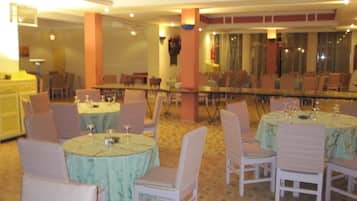 2 restaurants, spécialités Cuisine marocaine
