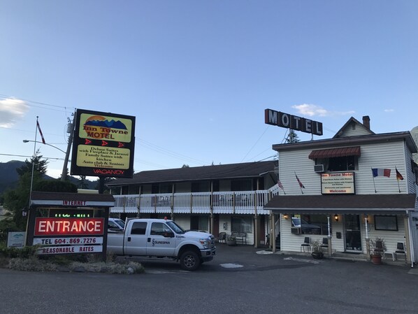 The entrance of the Inn Towne Motel with a white pickup truck parked in front.