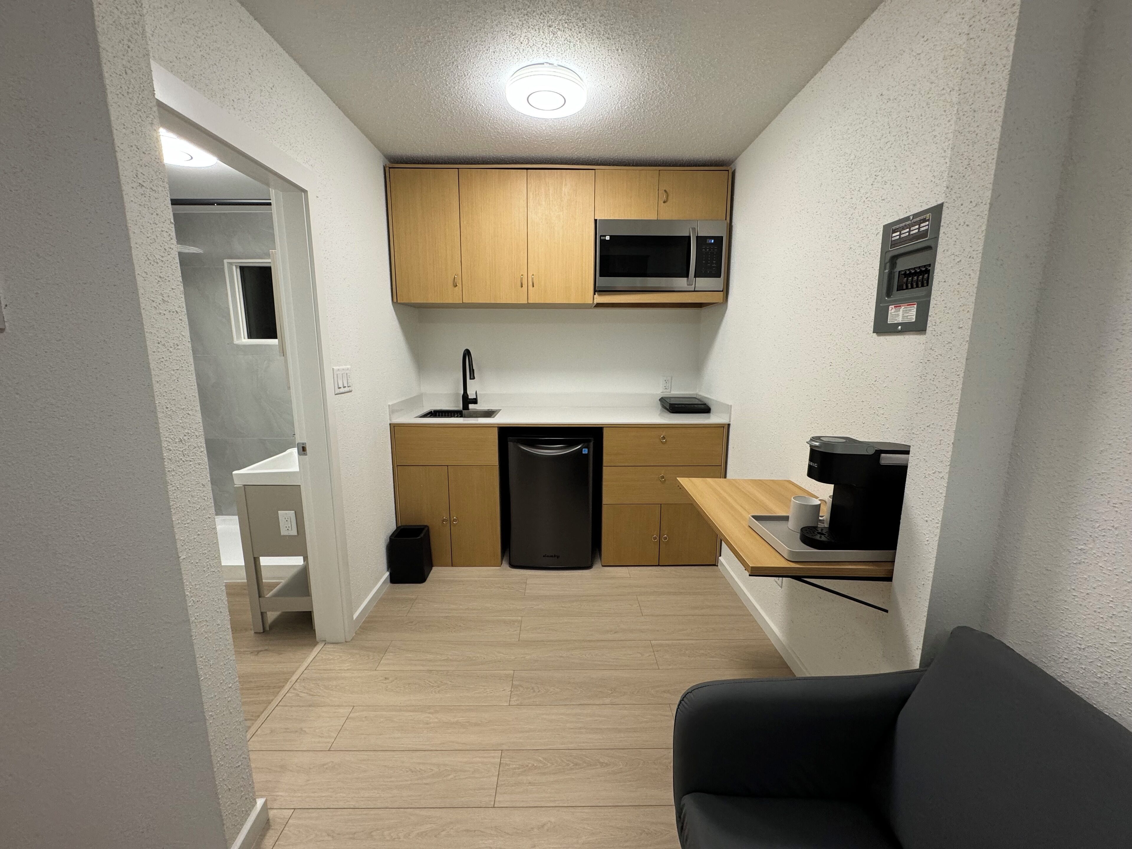 Deluxe Queen Room with Kitchenette | Private kitchenette | Fridge, microwave, coffee/tea maker, toaster