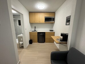 Deluxe Queen Room with Kitchenette | Private kitchenette | Fridge, microwave, coffee/tea maker, toaster