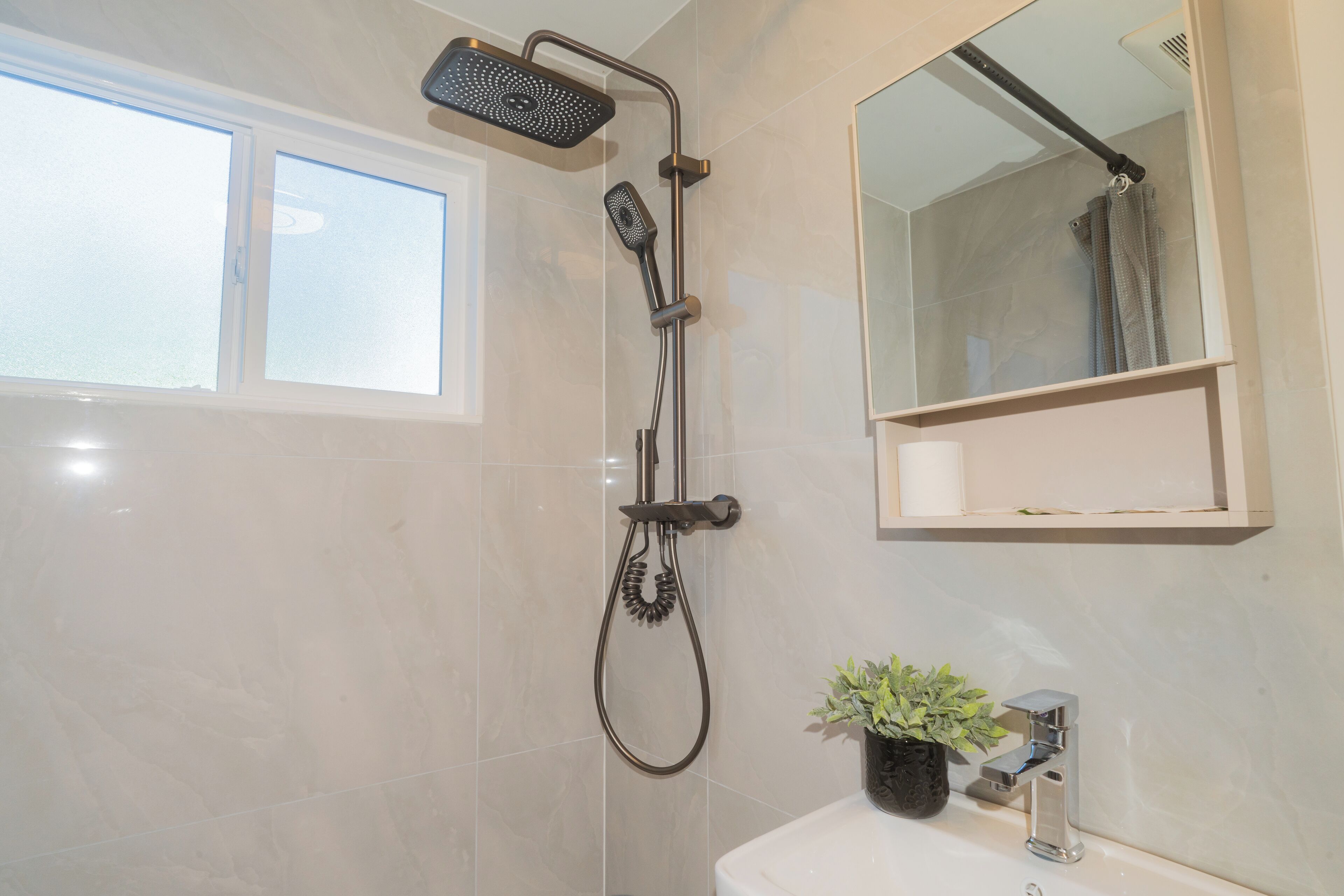 Deluxe Queen Room with Kitchenette | Bathroom | Combined shower/bathtub, free toiletries, hair dryer, towels