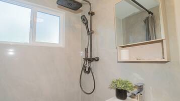 Deluxe Queen Room with Kitchenette | Bathroom | Combined shower/bathtub, free toiletries, hair dryer, towels