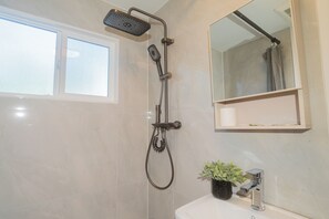Deluxe Queen Room with Kitchenette | Bagno | Combinazione doccia/vasca, set di cortesia gratuito, asciugacapelli