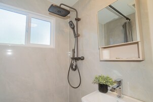 Deluxe Queen Room with Kitchenette | Banheiro | Chuveiro/banheira combinados, produtos de toalete grátis