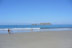 在海滩、冲浪运动/趴板冲浪、划皮艇