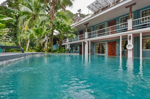 开间 | 室外游泳池 | 室外游泳池，日光浴躺椅