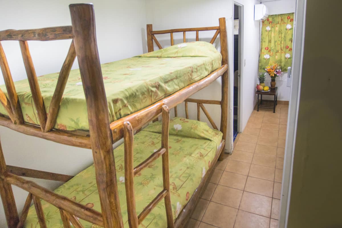 Student Room | 房內夾萬、免費 Wi-Fi、床單