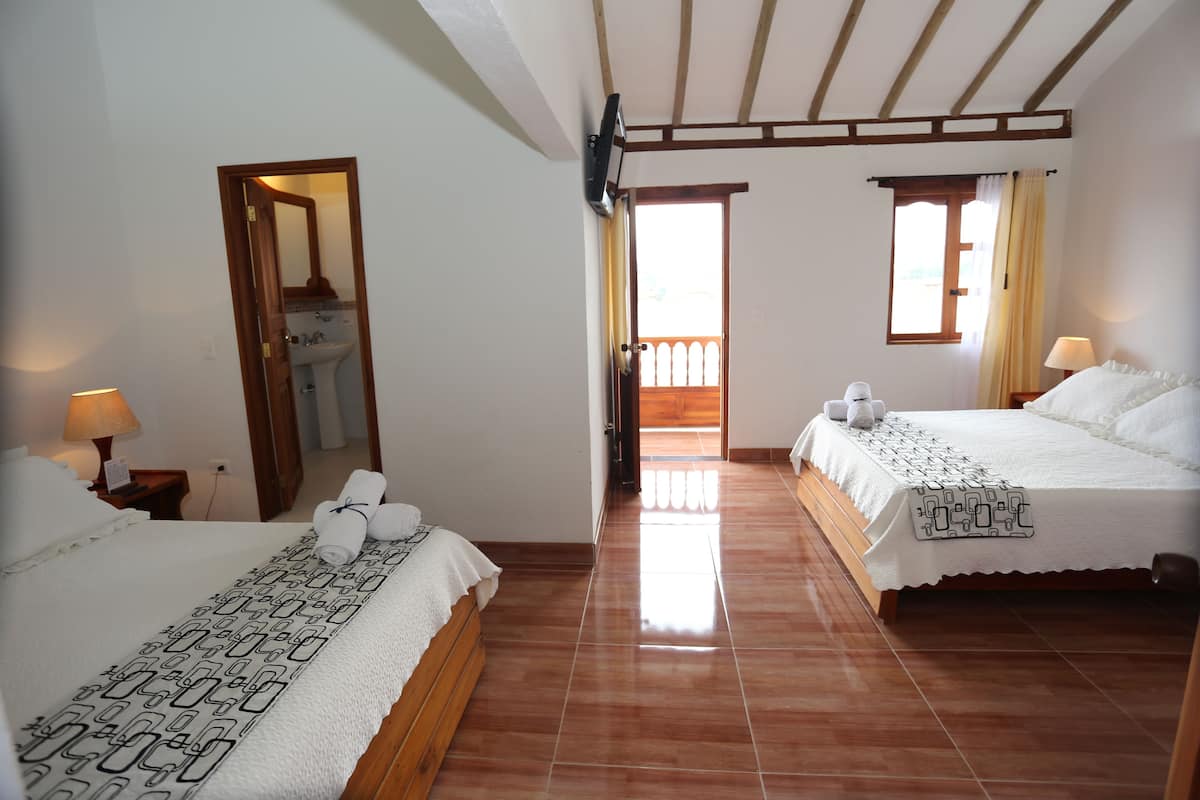 Cofres nos quartos, escrivaninha, berços grátis, Wi-Fi de cortesia