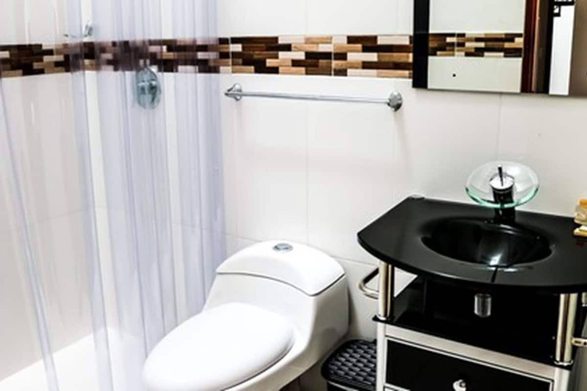 shower, free toiletries, towels